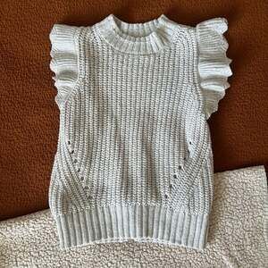 Oatmeal short sleeve sweater. Universal thread knit sweater vest